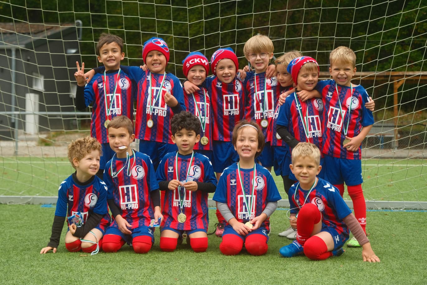 Bambini des SC Konstanz-Wollmatingen mit ihren Medaillen vor dem Tor
