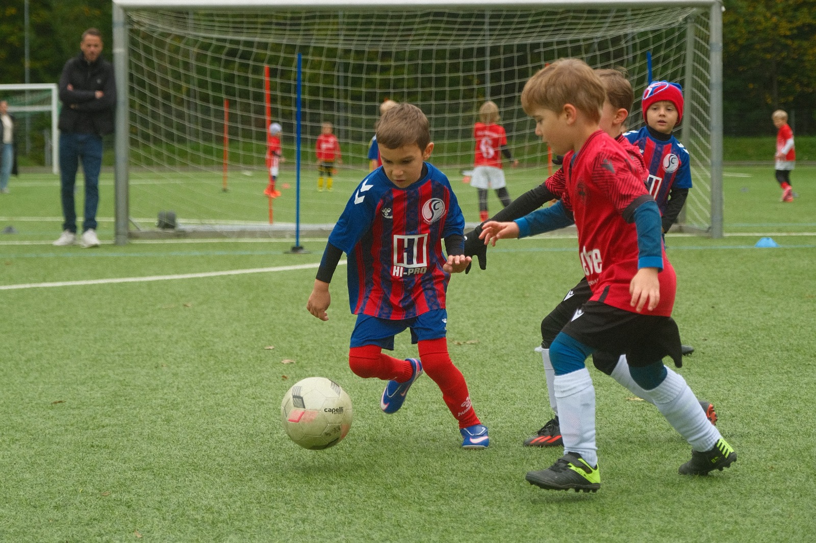 Unsere Bambini im Zweikampf um den Ball
