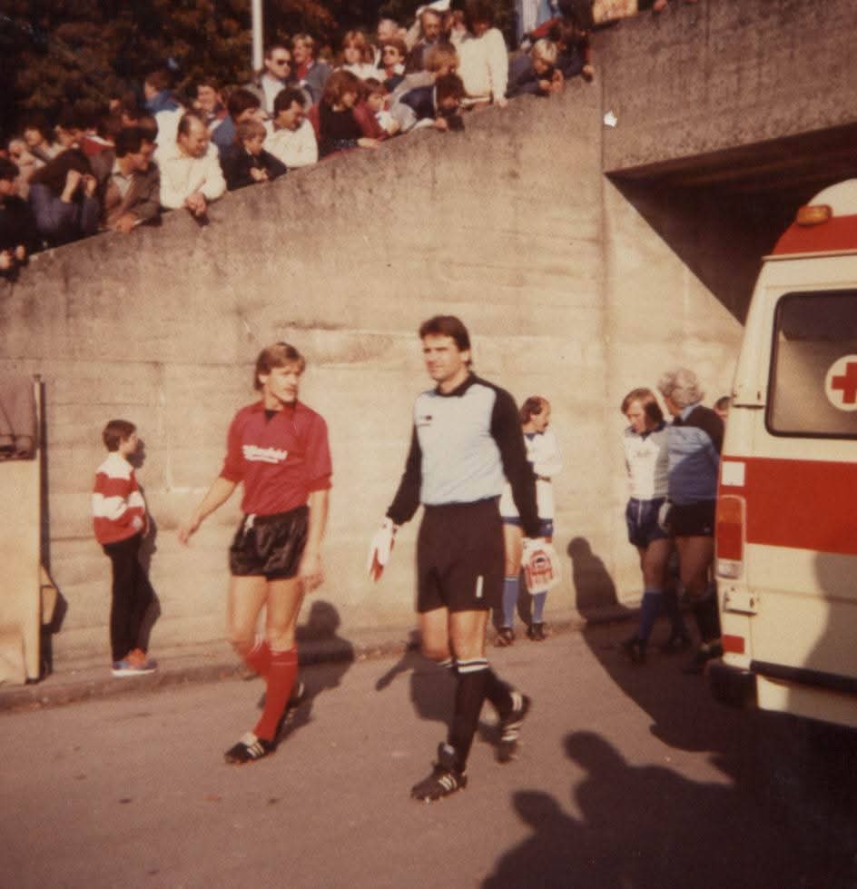 Fußballspieler vor dem Tribünengang im Bodensee-Stadion, 1983