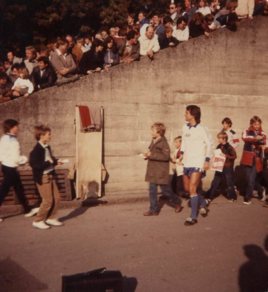 Fußballspieler und junge Fans unterhalb der Tribüne im Bodensee-Stadion, 1983